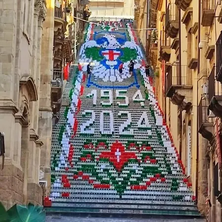 Attico Con Balcone Sulla Scalinata Di Caltagirone, Con Vista Mozzafiato, Cucina Attrezzata E Ottima Connessione Wi-fi *