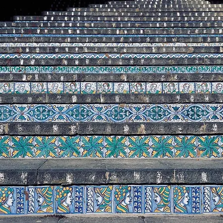 Attico Con Balcone Sulla Scalinata Di Caltagirone, Con Vista Mozzafiato, Cucina Attrezzata E Ottima Connessione Wi-fi Holiday home Caltagirone